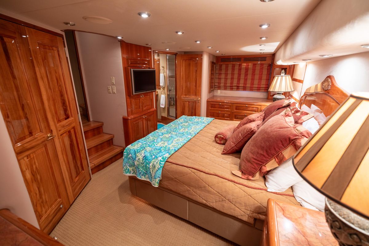 2005 Hatteras 68 