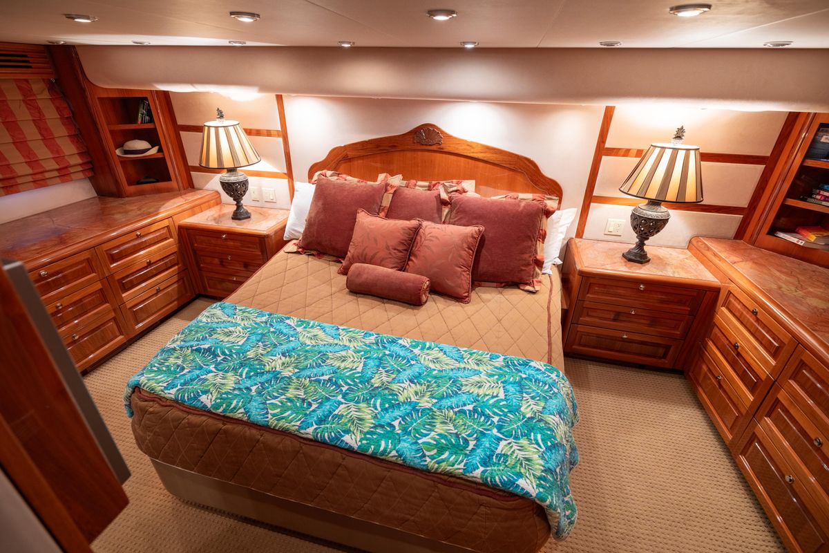 2005 Hatteras 68 