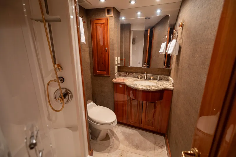 Annalize Yacht Photos Pics 2005 Hatteras 68 Convertible- V.I.P. Head