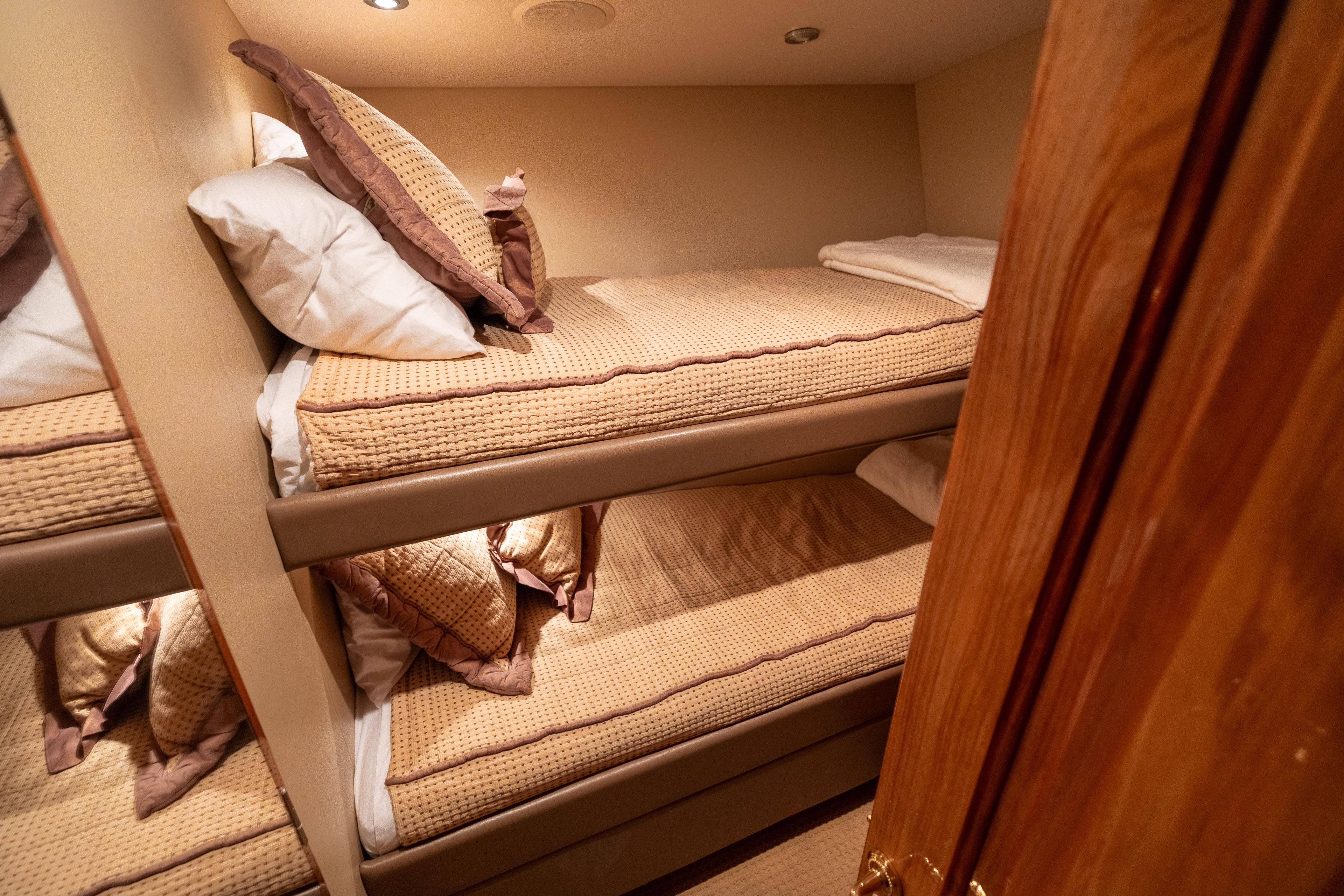 2005 Hatteras 68 