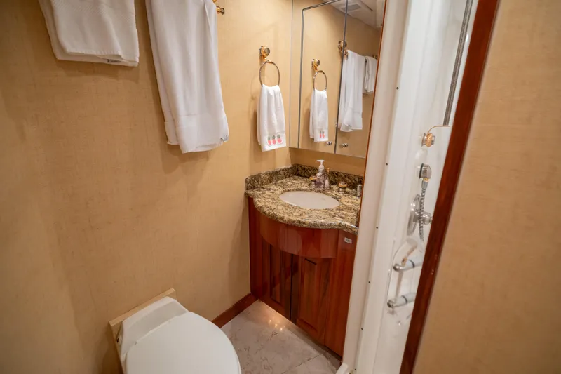 Annalize Yacht Photos Pics 2005 Hatteras 68 Convertible- Guest Head 1