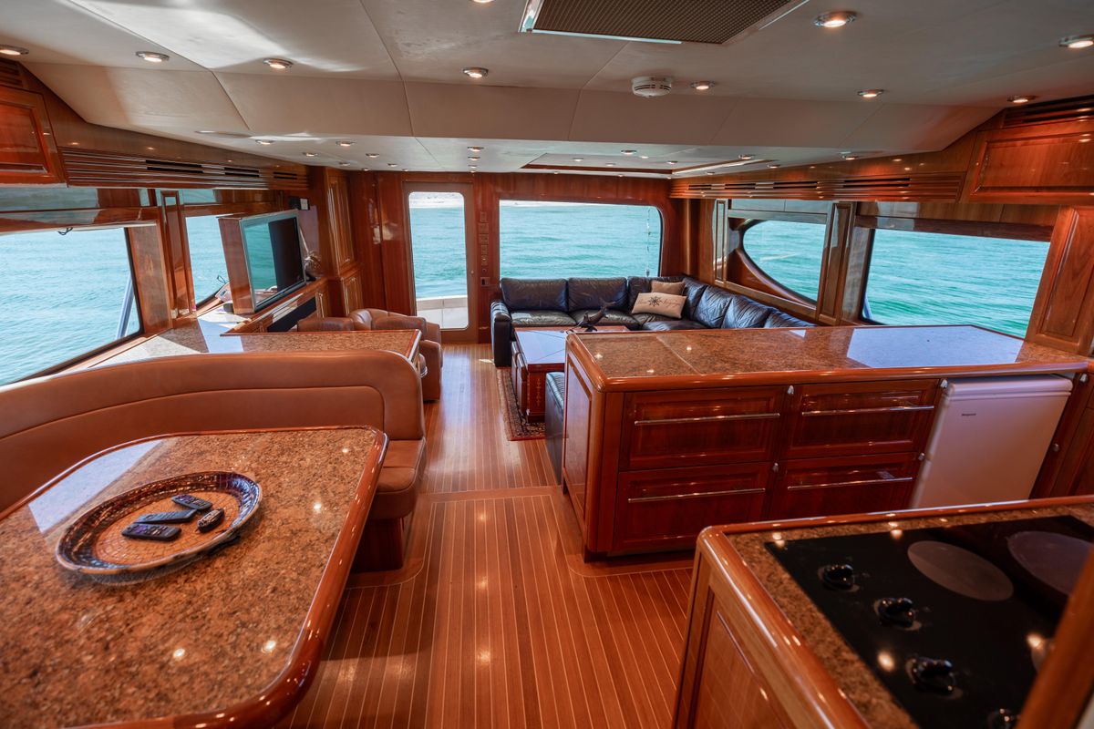 2005 Hatteras 68 