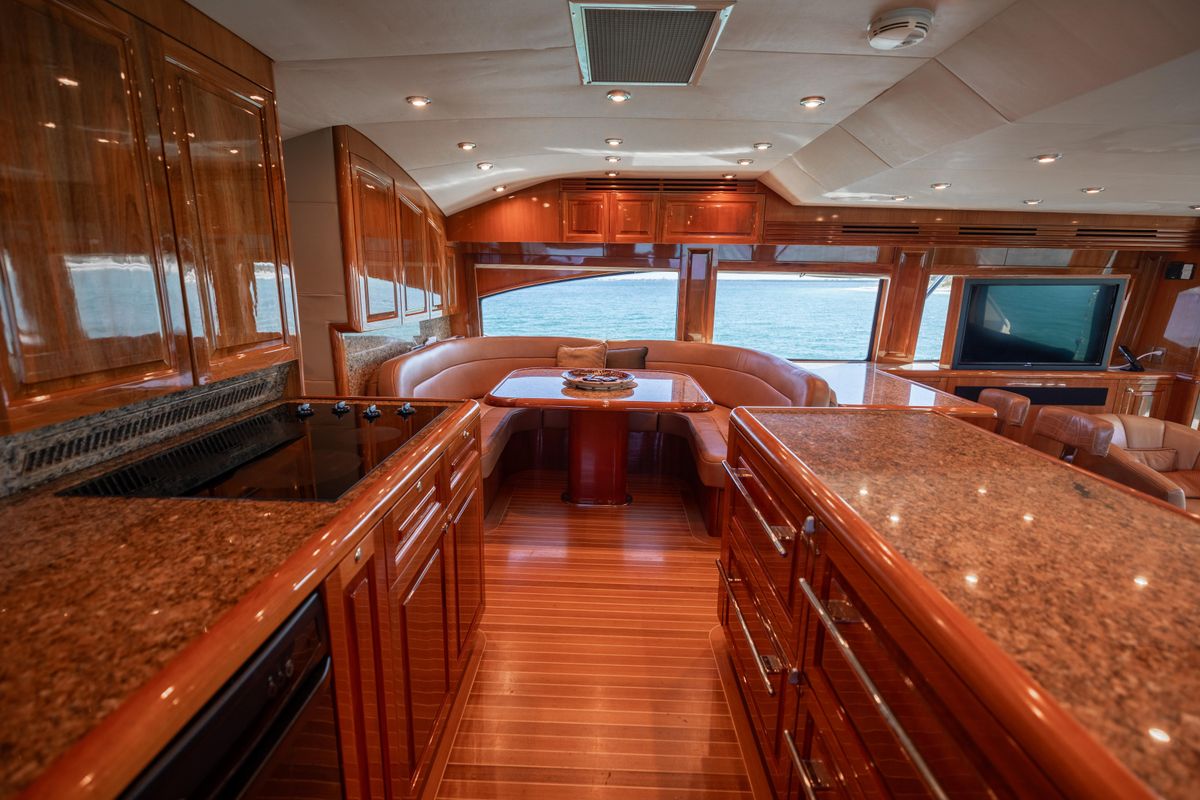 2005 Hatteras 68 