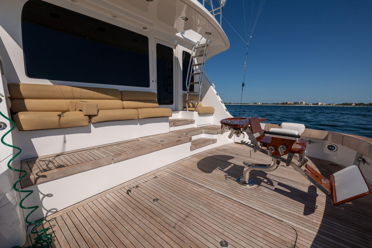 2005 Hatteras 68 