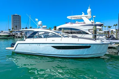 Sealine S330V