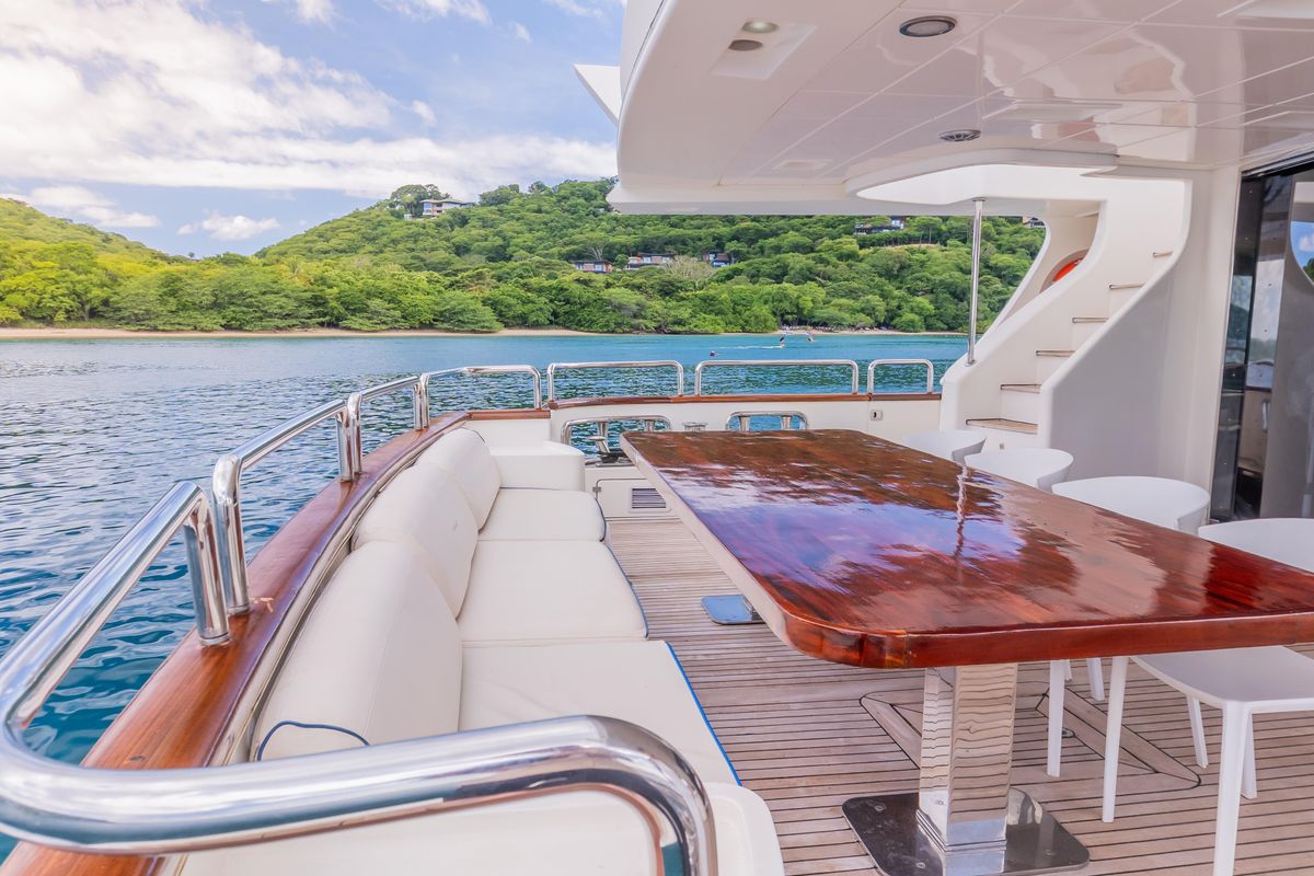 2006 Azimut 105 
