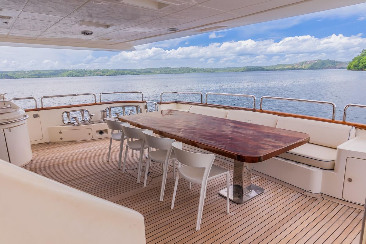 2006 Azimut 105 