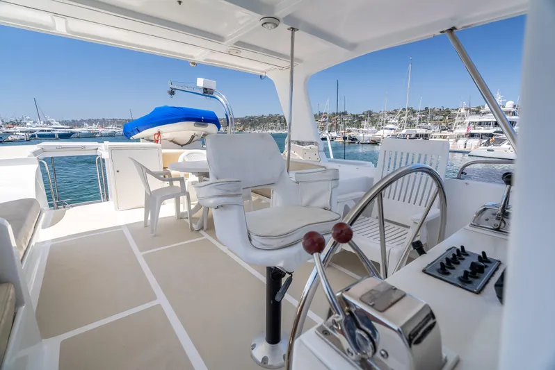 Si Como No Yacht Photos Pics DeFever 45 Motoryacht 2009 helm with seating, overlooking marina and blue sky.
