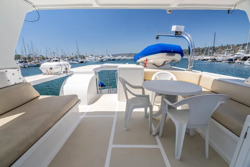 Si Como No Yacht Photos Pics DeFever 45 Motoryacht 2009 deck with seating, table, and ocean view.
