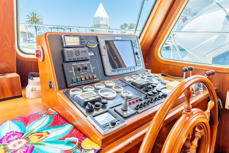 Si Como No Yacht Photos Pics Helm of 2009 DeFever 45 Motoryacht with navigation instruments and wooden steering wheel.