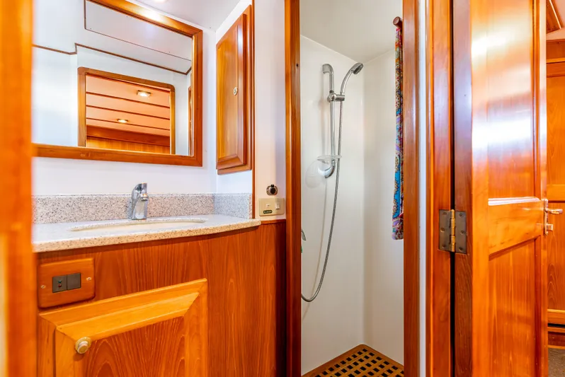 Si Como No Yacht Photos Pics Luxurious bathroom in 2009 DeFever 45 Motoryacht with wooden cabinetry and modern fixtures.