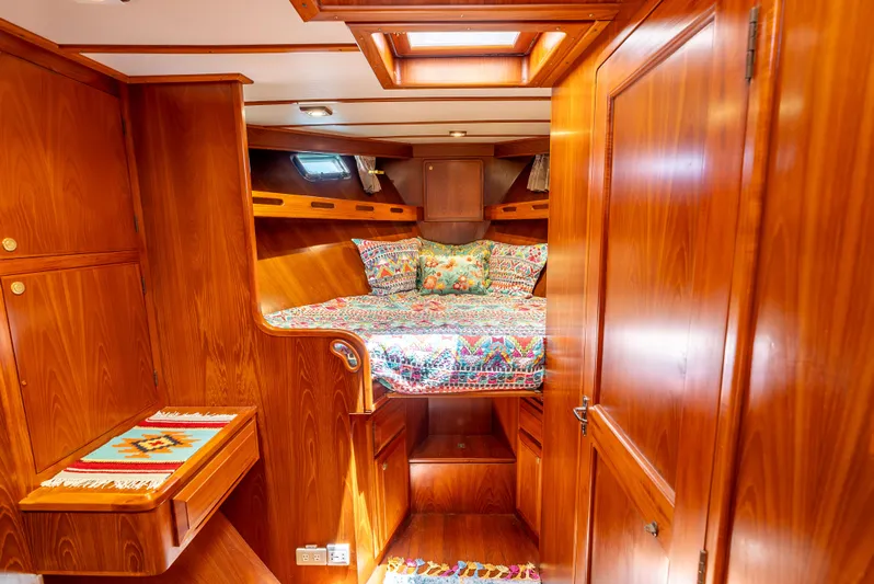 Si Como No Yacht Photos Pics Luxurious 2009 DeFever 45 Motoryacht cabin with wooden interior and colorful bedding.