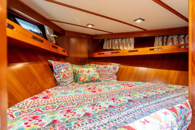 Si Como No Yacht Photos Pics Cozy cabin interior of 2009 DeFever 45 Motoryacht with colorful bedding.