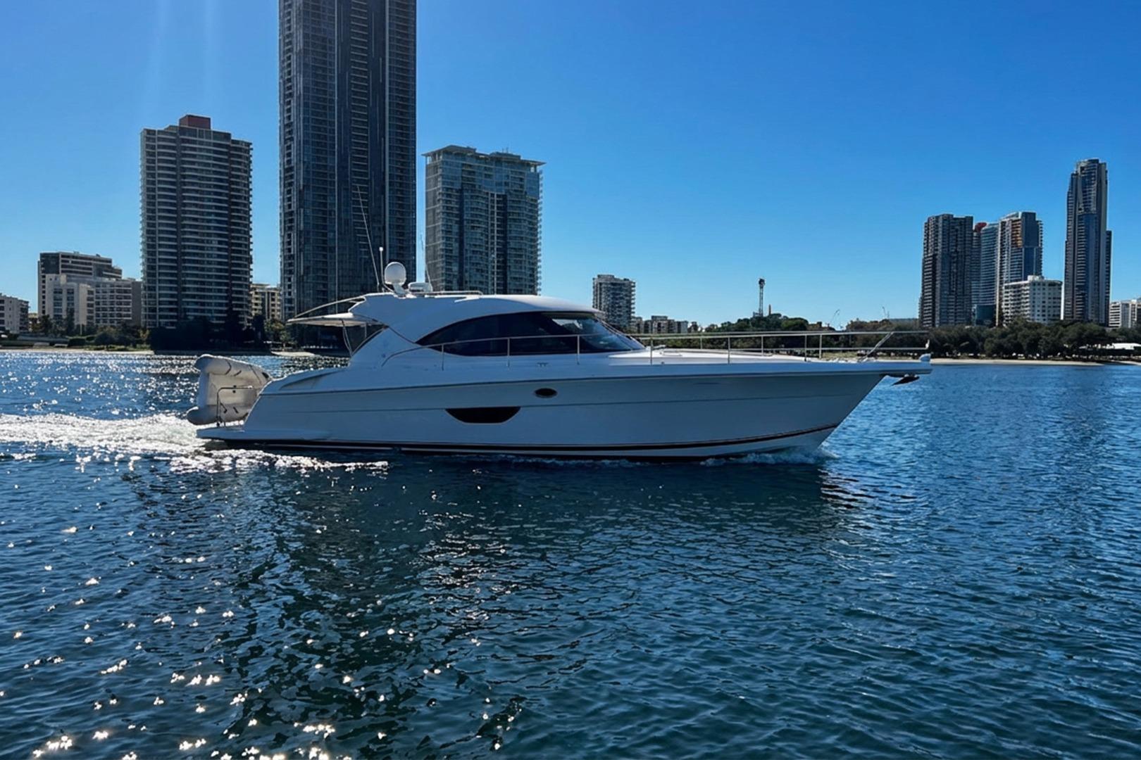 Riviera 4400 Sport Yacht