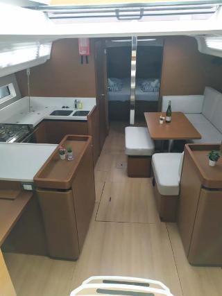 2022 Jeanneau 43 