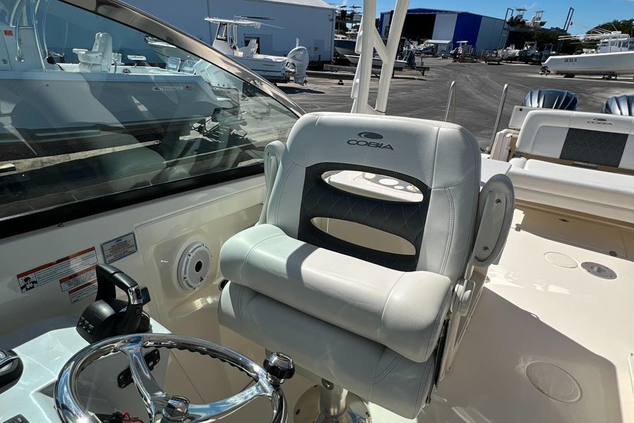 2021 Cobia 280 DC