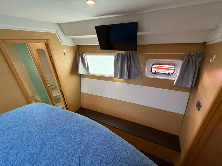Carolina Breeze Yacht Photos Pics Interior cabin of 2009 Lagoon 500 yacht with bed, TV, and window.