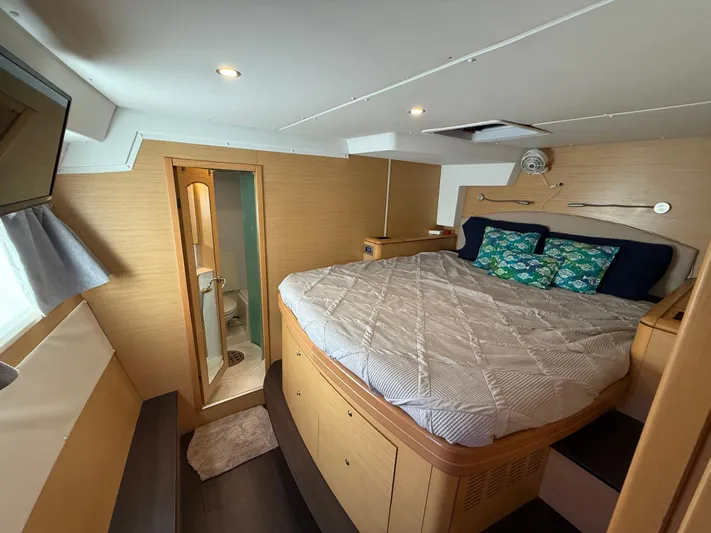 Carolina Breeze Yacht Photos Pics Luxurious cabin interior of 2009 Lagoon 500 yacht with cozy bed and ensuite bathroom.