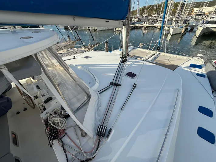 Carolina Breeze Yacht Photos Pics 2009 Lagoon 500 yacht deck with rigging, docked in a marina.