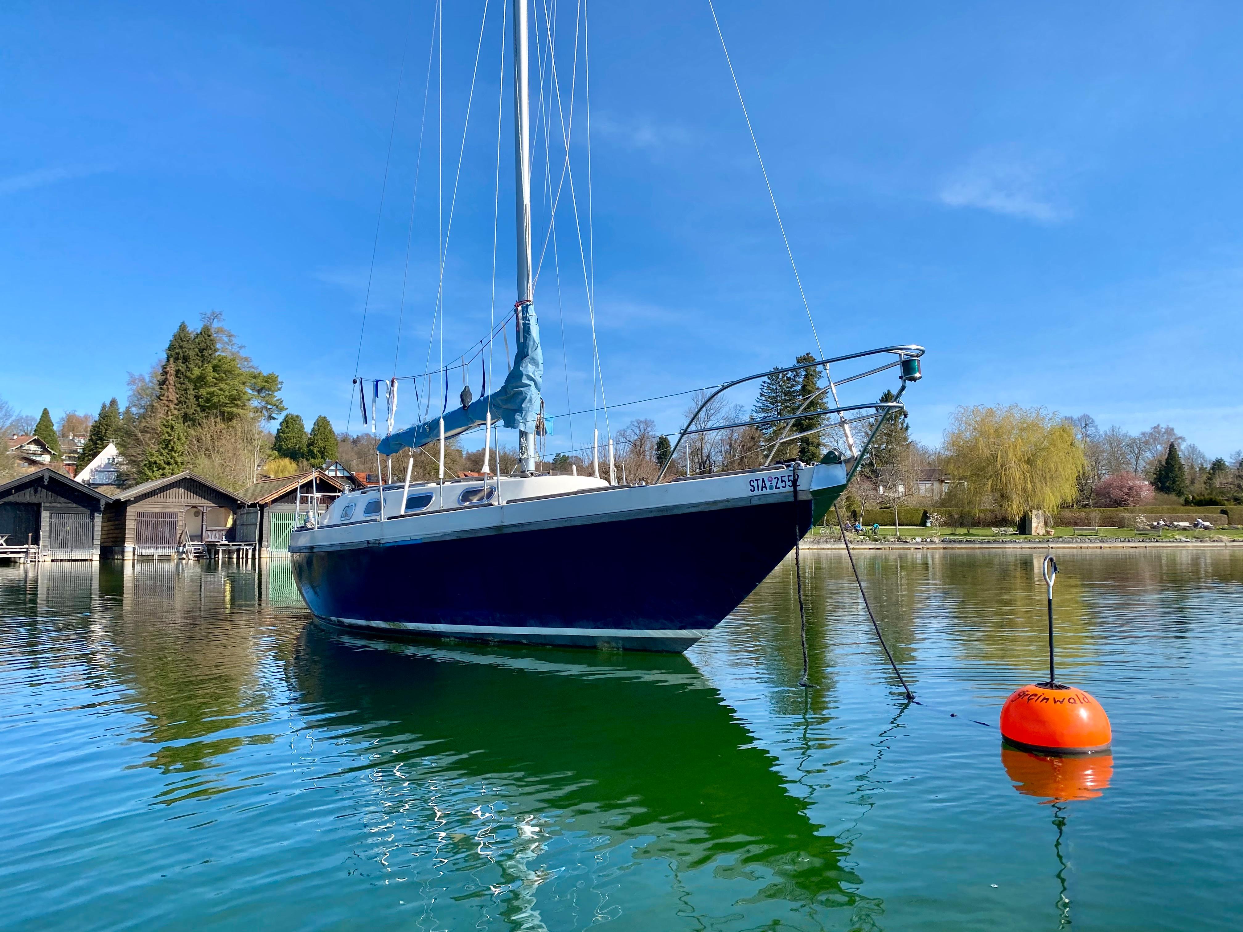 kleine segelboote mit kajüte