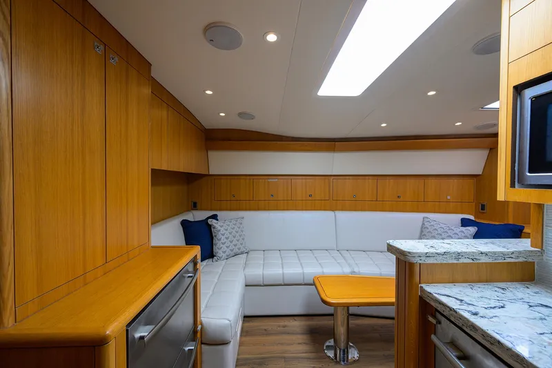 Sola Mia Yacht Photos Pics Hatteras 45 Express Sola Mia - Salon