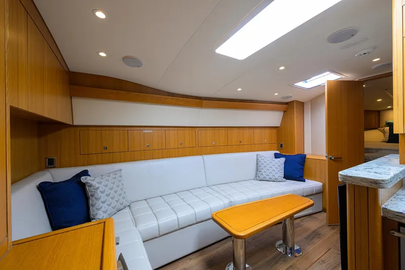 Sola Mia Yacht Photos Pics Hatteras 45 Express Sola Mia - Salon