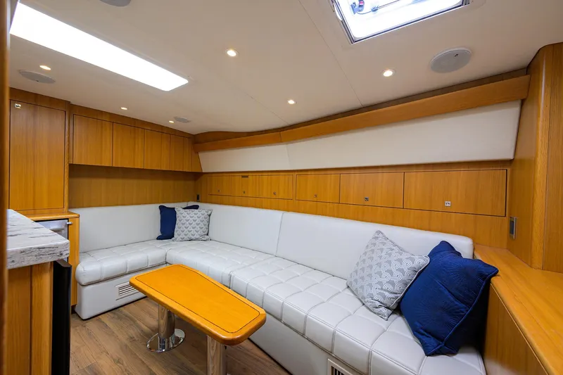 Sola Mia Yacht Photos Pics Hatteras 45 Express Sola Mia - Salon