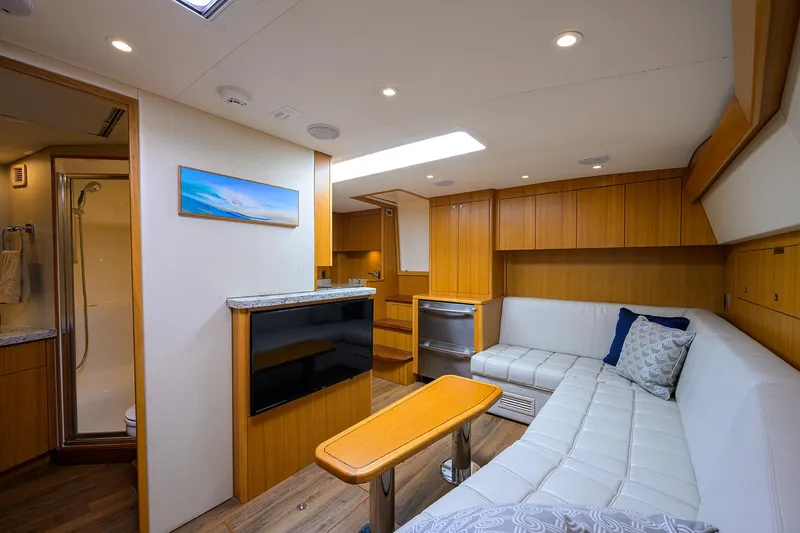 Sola Mia Yacht Photos Pics Hatteras 45 Express Sola Mia - Salon