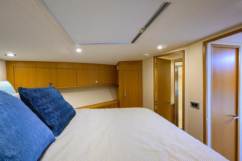 Sola Mia Yacht Photos Pics Hatteras 45 Express Sola Mia - Stateroom