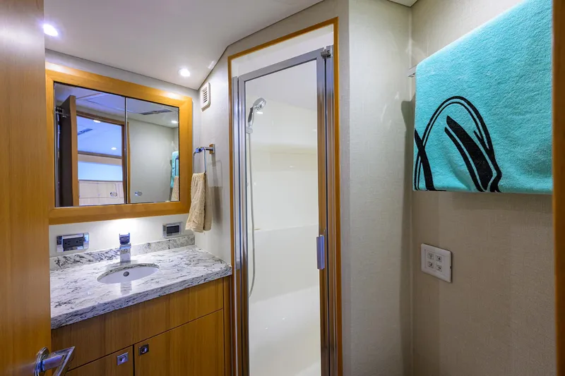 Sola Mia Yacht Photos Pics Hatteras 45 Express Sola Mia - Head