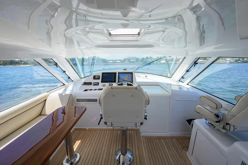 Sola Mia Yacht Photos Pics Hatteras 45 Express Sola Mia - Helm