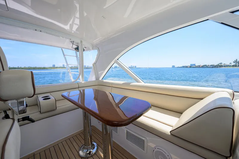 Sola Mia Yacht Photos Pics Hatteras 45 Express Sola Mia - Helm