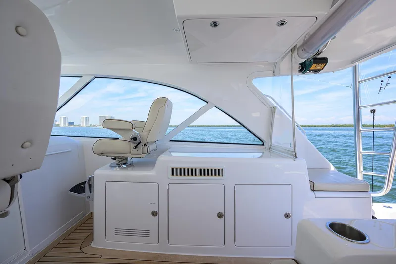 Sola Mia Yacht Photos Pics Hatteras 45 Express Sola Mia - Helm