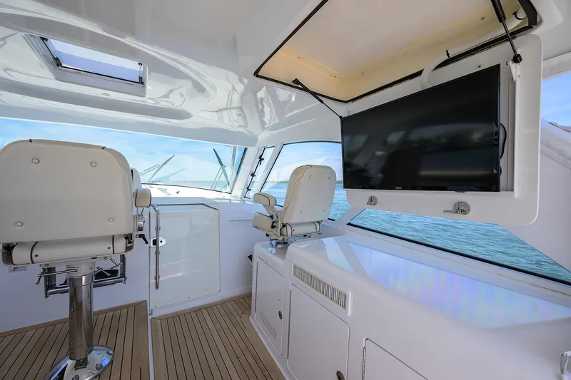 Sola Mia Yacht Photos Pics Hatteras 45 Express Sola Mia - Helm