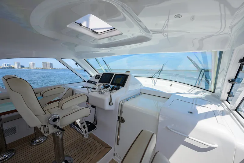 Sola Mia Yacht Photos Pics Hatteras 45 Express Sola Mia - Helm