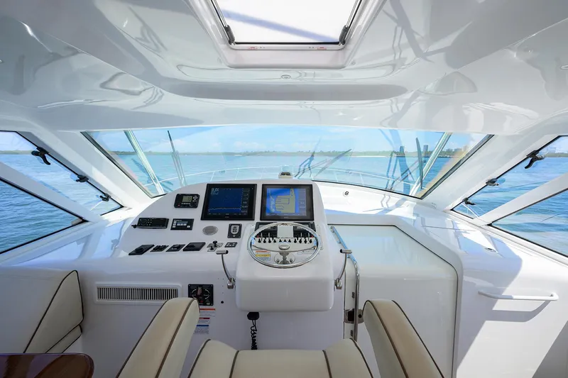 Sola Mia Yacht Photos Pics Hatteras 45 Express Sola Mia - Helm