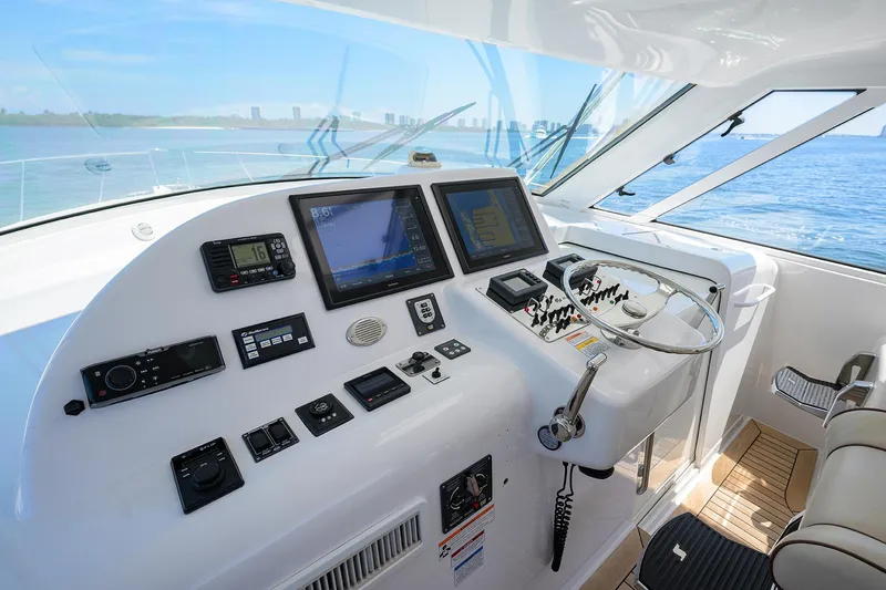 Sola Mia Yacht Photos Pics Hatteras 45 Express Sola Mia - Helm