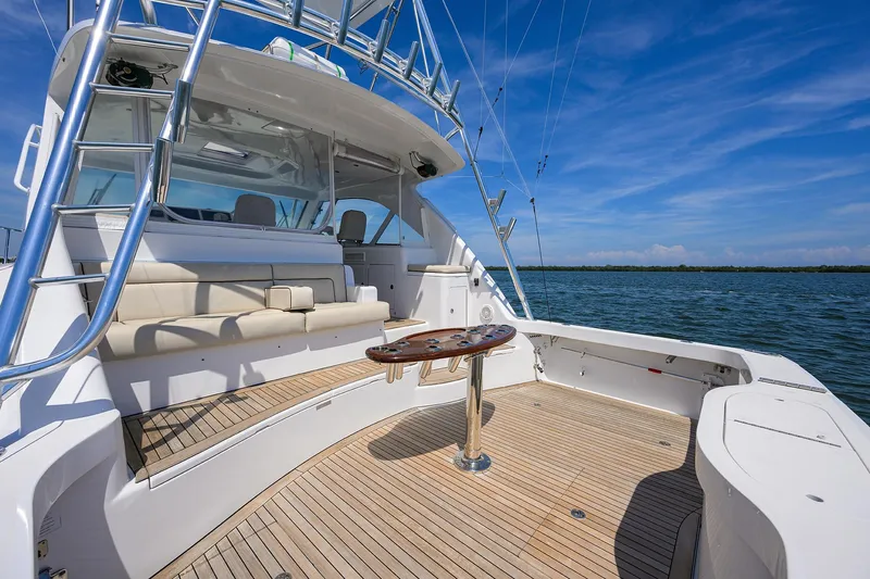 Sola Mia Yacht Photos Pics Hatteras 45 Express Sola Mia - Cockpit