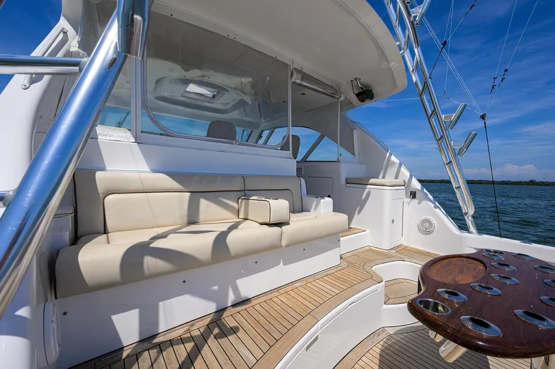 Sola Mia Yacht Photos Pics Hatteras 45 Express Sola Mia - Cockpit