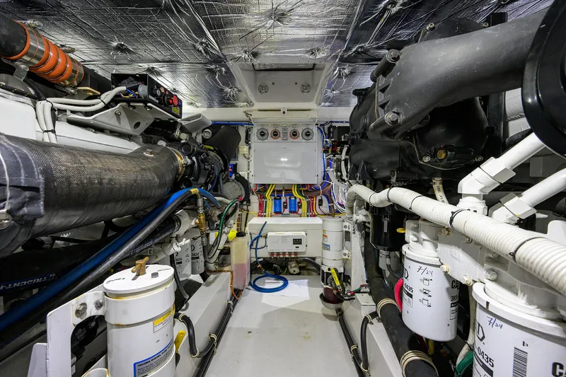 Sola Mia Yacht Photos Pics Hatteras 45 Express Sola Mia - Engine Room