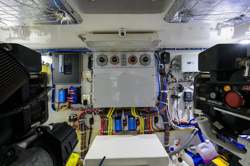 Sola Mia Yacht Photos Pics Hatteras 45 Express Sola Mia - Engine Room