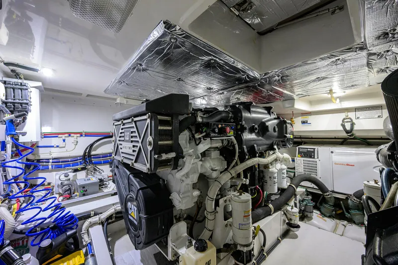 Sola Mia Yacht Photos Pics Hatteras 45 Express Sola Mia - Engine Room