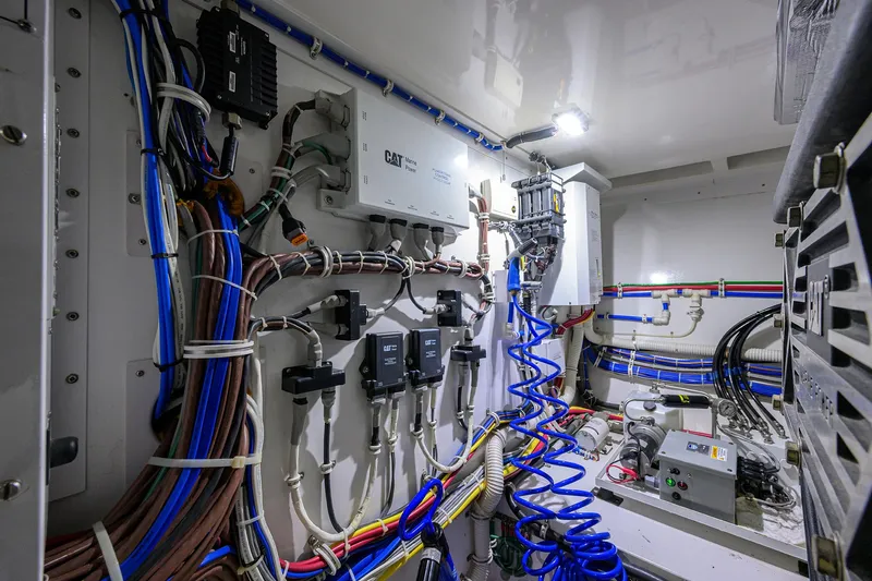 Sola Mia Yacht Photos Pics Hatteras 45 Express Sola Mia - Engine Room