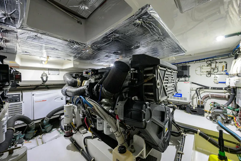 Sola Mia Yacht Photos Pics Hatteras 45 Express Sola Mia - Engine Room