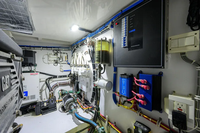 Sola Mia Yacht Photos Pics Hatteras 45 Express Sola Mia - Engine Room