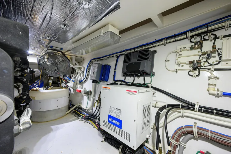 Sola Mia Yacht Photos Pics Hatteras 45 Express Sola Mia - Engine Room