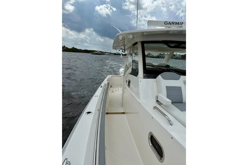 Seakeeper Yacht Photos Pics 2020 Pursuit S 408 Sport boat on water under cloudy sky.