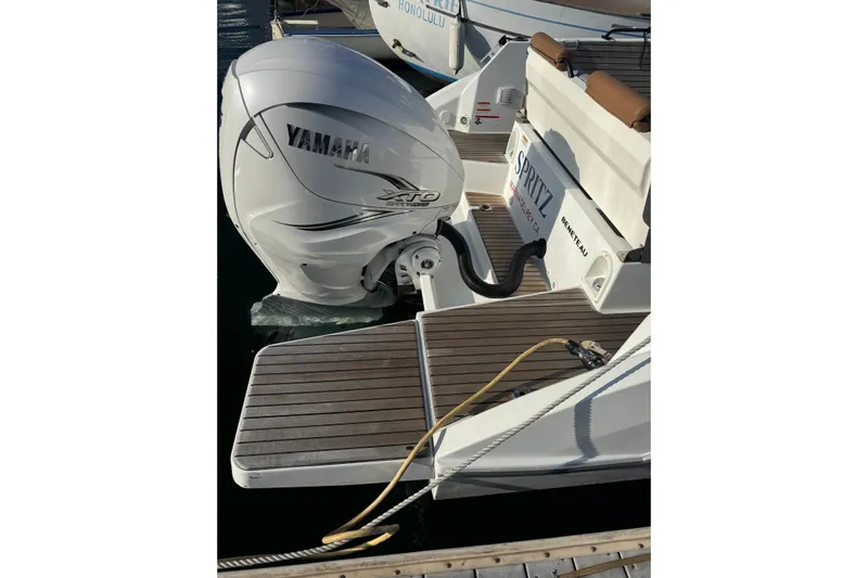 Spritz Yacht Photos Pics Beneteau Flyer 9 SPACEdeck 2022 with Yamaha outboard motor at dock.