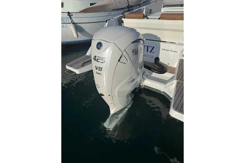 Spritz Yacht Photos Pics 2022 Beneteau Flyer 9 SPACEdeck with Yamaha 425 V8 outboard engine at dock.
