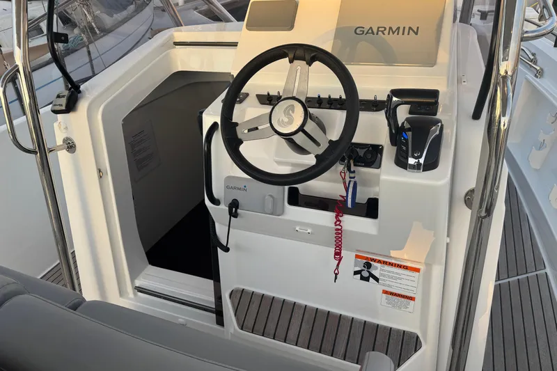 Spritz Yacht Photos Pics Cockpit of 2022 Beneteau Flyer 9 SPACEdeck with Garmin navigation system.